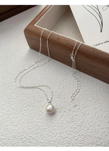Détail du collier en argent S999 avec une perle d'eau douce élégante et un fermoir