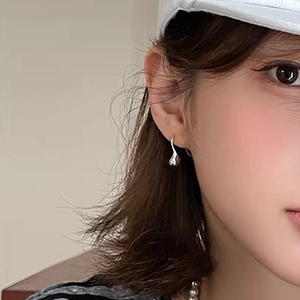 Eleganti orecchini a goccia in argento sterling S925 indossati da una modella
