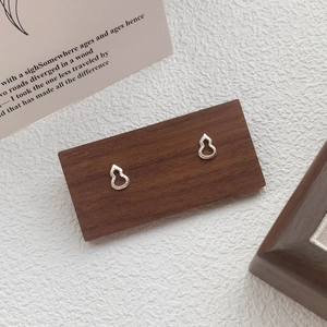 Boucles d'oreilles gourde en argent fin S999 minimalistes sur socle en bois vintage