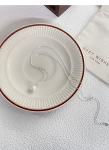 Collier élégant en argent S925 avec perle d'eau douce présenté dans un plat