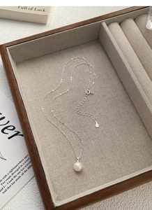Détail du fermoir en argent S925 et perle d'eau douce sur un collier minimaliste