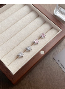 Vue macro détaillée des boucles d'oreilles cœur en argent S999 avec étoiles scintillantes