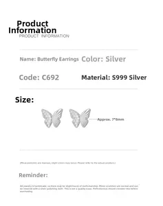 Détail de boucles d'oreilles papillon en argent S999 avec des ailes ajourées fines