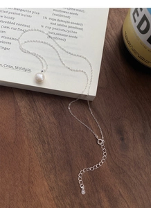 Détail du poinçon en argent sterling S925 et du charmant pendentif en perle d'eau douce