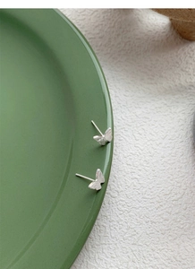 Détail des boucles d'oreilles papillon en argent massif S999 avec gravures fines