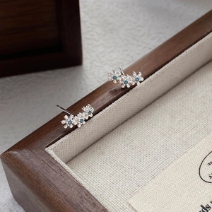 Boucles d'Oreilles Clous Trois Fleurs en Argent Pur S999 pour Femme avec Zircone Cubique Doux Floral Minimaliste Bijoux