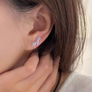 Élégantes boucles d'oreilles triple fleur en argent S999 avec pierres bleues