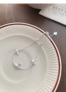 Détail du bracelet papillon en argent massif S925 montrant le fermoir et le poinçon