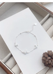 Détail du bracelet papillon en argent S925 avec chaîne ajustable et breloque en cœur