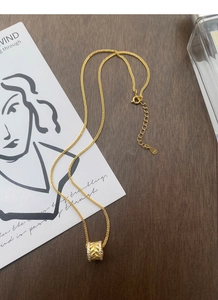 Détail du collier épi de blé en argent S925 avec placage d'or et zircons sur bois