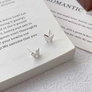Boucles d'Oreilles Clous en Argent Pur S999 Papillon Minimaliste Bijoux Doux pour Femmes Simples Élégants Esthétiques