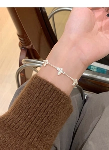 Détail du bracelet papillon en argent sterling S925 avec texture laser brossée sur le poignet