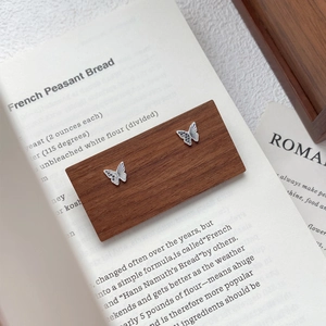 Belles boucles d'oreilles papillon en argent sterling S999 sur support en bois vintage