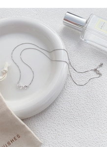 Vue détaillée du collier en argent sterling S925 avec trois diamants et chaîne box