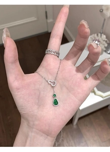 Dettaglio della collana in argento S925 con pendente a zucca in calcedonio verde