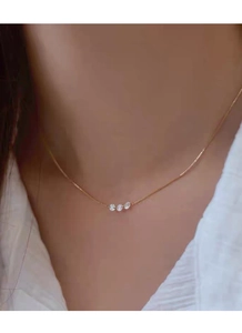 Magnifique collier en argent S925 avec trois zircons brillants porté par un mannequin