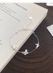 Vue détaillée des pendentifs papillon en argent S925 et de la chaîne ajustable