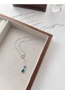 Dettaglio della collana in argento S925 con pendente a zucca in calcedonia verde smeraldo
