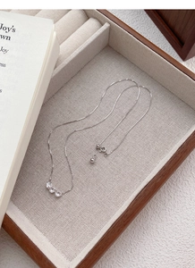 Détails du collier en argent sterling S925 avec trois pierres brillantes en zircone