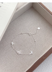 Gros plan détaillé du bracelet papillon en argent sterling S925 avec texture laser brillante
