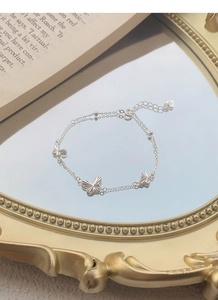 Détail macro du bracelet papillon en argent sterling S925 avec étiquette cœur gravée