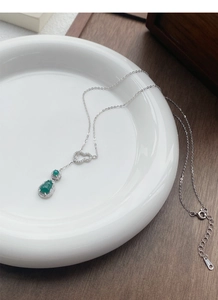 Macro del marchio S925 in argento sterling sulla collana con pendente in calcedonio verde