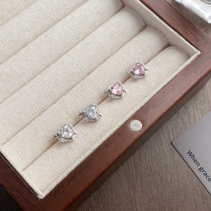 Boucles d'oreilles cœur en argent S999 avec zircons roses et blancs dans une boîte à bijoux