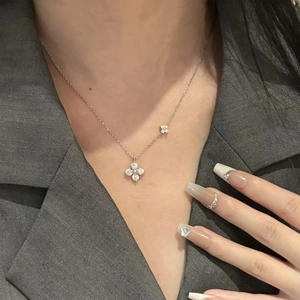 Elegant S925 sterling silver four-leaf clover necklace with sparkling zirconia stones