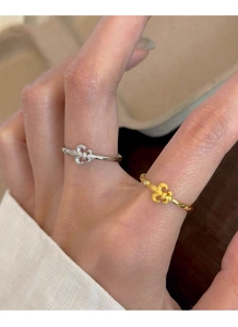 Gros plan de bagues fleur de lys en argent 925 finitions dorée et argentée