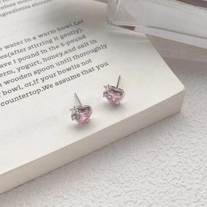 Boucles d'oreilles cœur en argent S999 avec zircon rose et étoile sur un livre