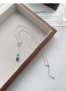 Dettaglio della collana in argento S925 con pendente a zucca in giada verde e zirconi