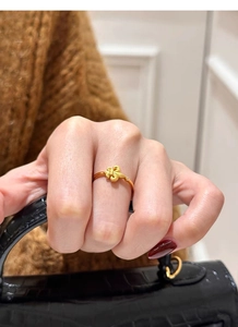 Gros plan d'une bague iris en argent S925 avec finition dorée et petit zircon brillant