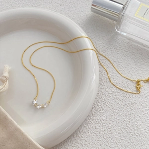 Exquis collier en argent sterling S925 avec trois zircons brillants sur chaîne dorée
