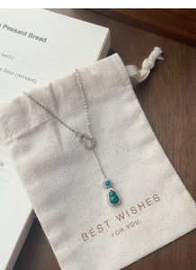 Dettaglio della collana in argento S925 con pendente a zucca in calcedonio verde