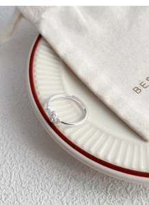 Détail macro de la bague iris en argent S925 avec finition givrée et accents de diamants