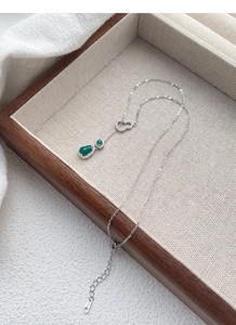 Dettaglio del marchio S925 e del ciondolo in calcedonia sulla collana in argento sterling