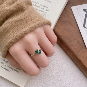S925 sterling silver ring with heart-shaped green chalcedony and fishtail detail on hand