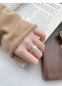 Detail of S925 sterling silver heart ring featuring intricate honeycomb mesh texture