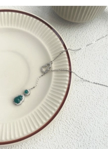 Dettaglio della collana in argento S925 con pendente a zucca in calcedonio verde