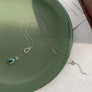 Collana in argento S925 con pendente a zucca in calcedonio verde e zirconi lucenti