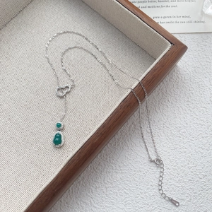 Elegante collana in argento S925 con ciondolo a zucca in calcedonio verde e diamanti