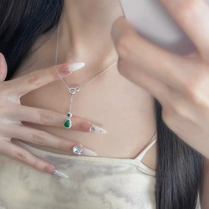 Collana a Y in argento sterling S925 con maglia a cuore e ciondoli a goccia verdi