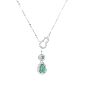 Elegante collana in argento S925 con pendente a forma di zucca in calcedonio verde e diamanti