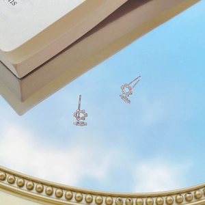 Boucles d'oreilles hexagramme minimalistes en argent S999 sur miroir avec reflet