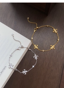 Vista macro dei braccialetti a giglio in argento sterling S925 con finitura oro e argento