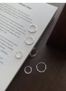 Drei Paar S999 Silber Creolen in verschiedenen Größen mit Diamantschliff-Textur