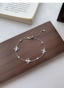 Dettaglio del bracciale iris in argento S925 con finitura spazzolata e piccoli zirconi
