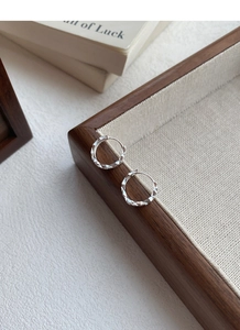 Detailansicht der S999 Sterling Silber Creolen mit facettierter Eisschliff-Textur