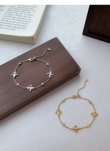 Dettaglio del bracciale fiore di iris in argento S925 con finiture oro e argento e zirconi