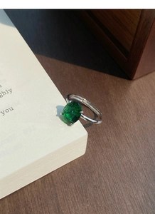 Detail of S925 silver ring with oval emerald zircon and adjustable open band design